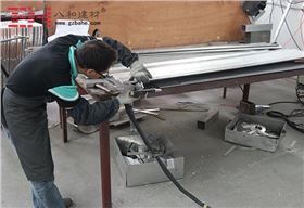 【專(zhuān)注】八和建材造型鋁單板燒焊工人的工作態(tài)度